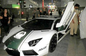 Coche-patrulla-Lamborghini-de-la-Policía-de-Dubai-1 policia de abu dahbi www.pruebautos.com.ar