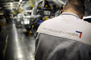 A picture taken on November 5, 2008 at the Sochaux factory, central France, shows an employee working on the assembly-line of the French car maker group PSA Peugeot Citroën. The manufacturer announced on November 20, 2008, plans to slash 2,700 jobs as the automobile sector struggled with the global economic crisis. The job cuts could affect assembly-line workers, managers and office staff in all of the firm's plants, a statement from the car company said. AFP PHOTO / JEFF PACHOUD FRANCE-ECONOMY-AUTO-PSA