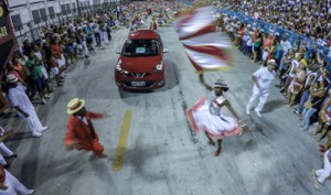 Nissan March Colors deixa a Avenida do Samba ainda mais colorida em ensaio técnico do Salgueiro no Rio