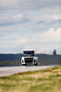 volvo trucks Iron Knight ha batido récord de velocidad en categorías de 500 y 1.000 metros pruebautos.com.ar (2)